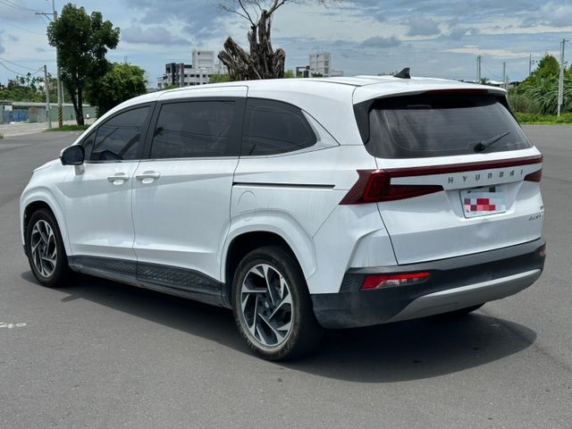 2024 Hyundai Custin GLT-B 1.5白 僅跑3.1萬保證里程、原版件、無泡水 重點配備：全景天窗（  第4張相片