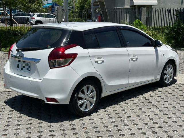 2016 Toyota Yaris 白 僅跑15.7萬保證里程、無泡水、定期保養 重點配備：倒車顯影、藍芽主機  第3張相片