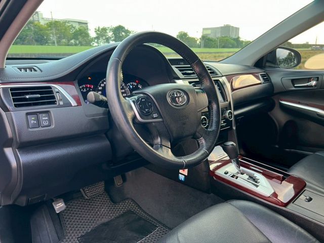 2014 Toyota Camry 2.0 僅跑19萬保證里程、無重大事故、無泡水 重點配備：摸門解鎖、一鍵啟動、藍芽娛  第7張相片