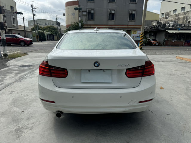 BMW寶馬 320I SEDAN ZA  第4張相片