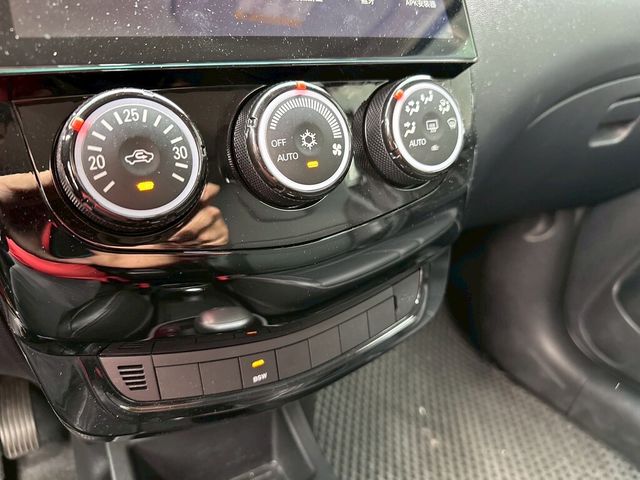 MITSUBISHI三菱 COLT PLUS  第17張相片