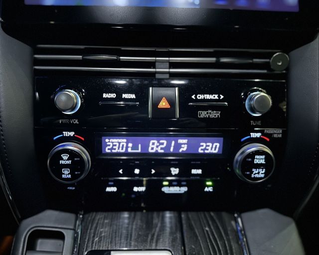 LEXUS凌志 LM300H  第14張相片
