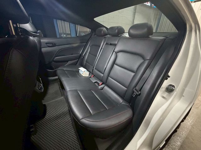 HYUNDAI現代 ELANTRA  第15張相片