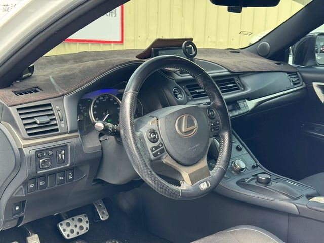 LEXUS凌志 CT200H  第7張相片