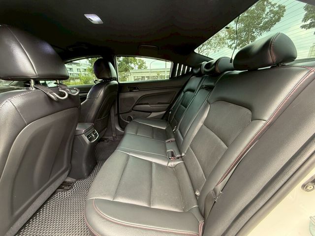 HYUNDAI現代 ELANTRA  第7張相片