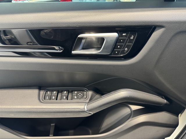 PORSCHE保時捷 CAYENNE  第14張相片