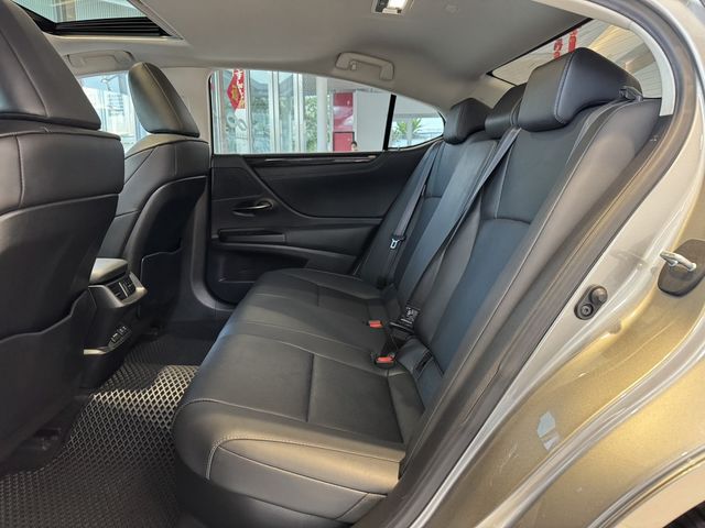 LEXUS凌志 ES300H  第7張相片
