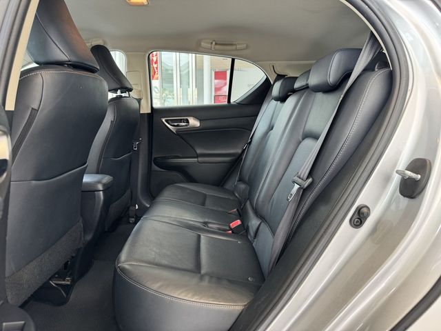 LEXUS凌志 CT200H  第9張相片