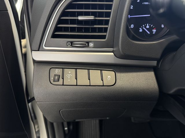 HYUNDAI現代 ELANTRA  第14張相片