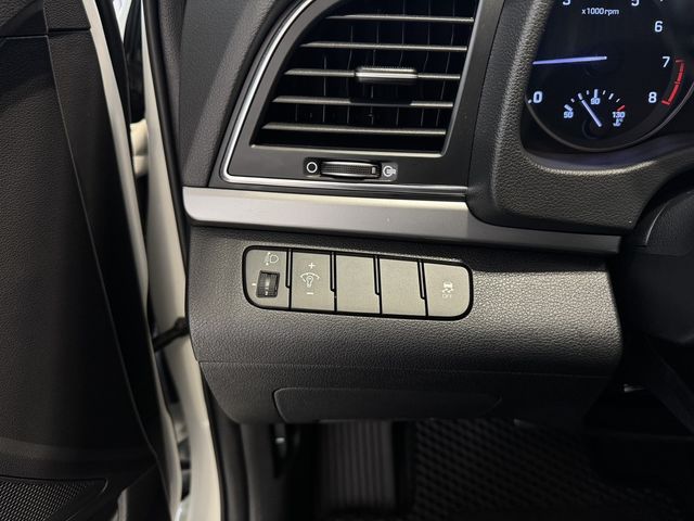 HYUNDAI現代 ELANTRA  第14張相片