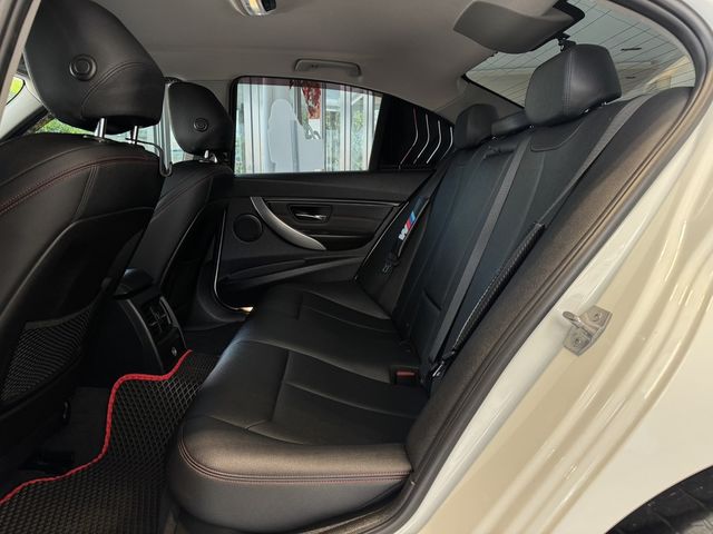 BMW寶馬 318D SEDAN  第9張相片