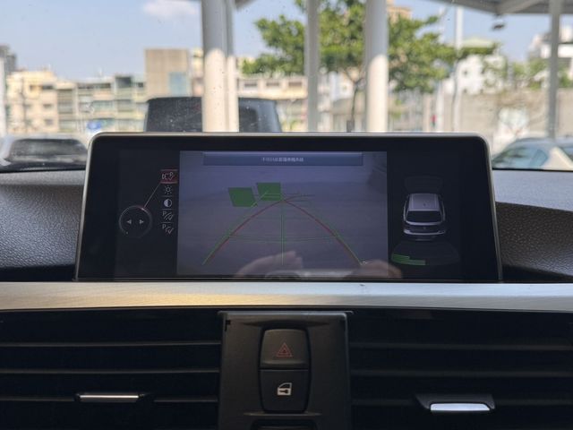 BMW寶馬 318D SEDAN  第13張相片