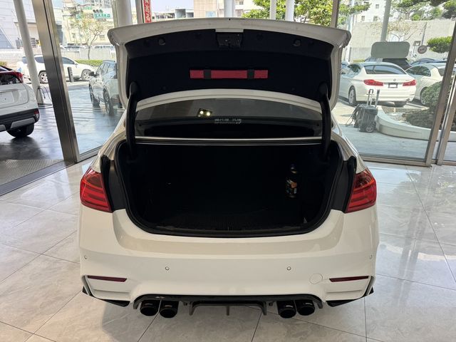 BMW寶馬 318D SEDAN  第18張相片