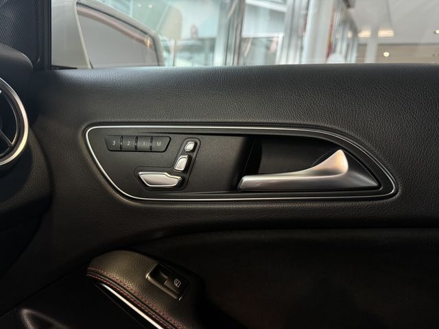 M-BENZ賓士 GLA180  第12張相片