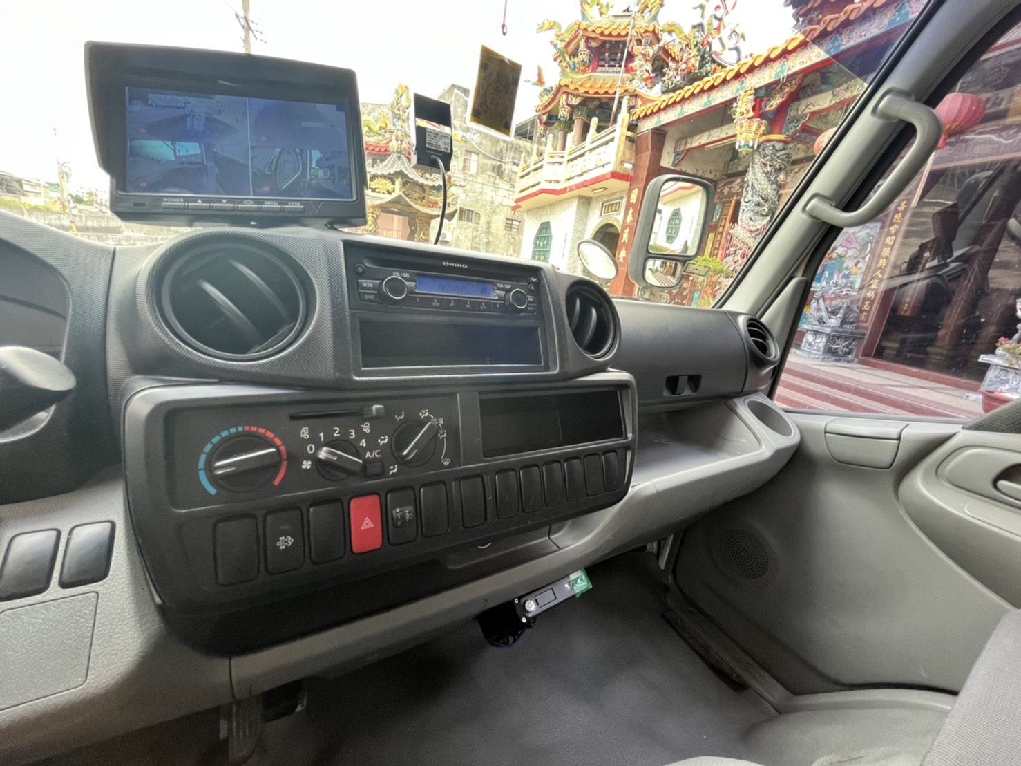 2015年 HINO 300 4.0 11.5尺 硬頂蓬式 尾門  第8張相片