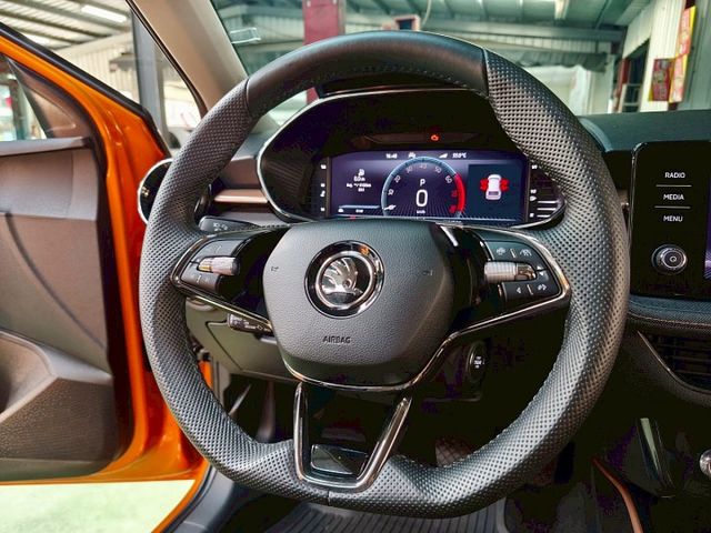 『認證』1.5渦輪.原鈑件.新車保固六年.僅跑3萬..Lv2全速域跟車.雙系統Carplay.ikey免鑰匙  第7張相片