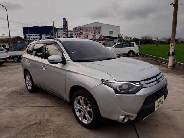 MITSUBISHI三菱 OUTLANDER  第2張相片