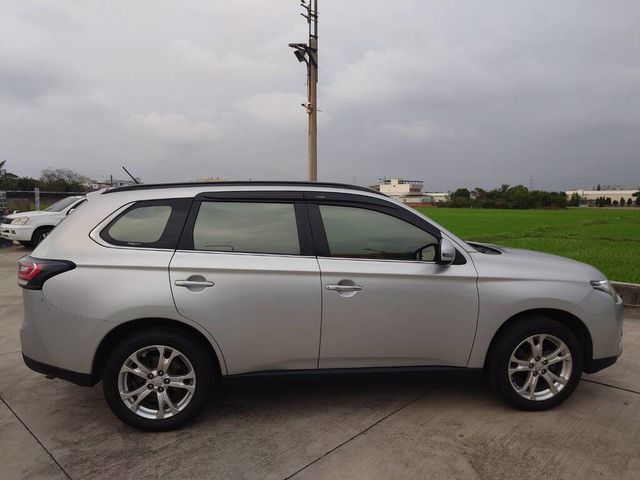 MITSUBISHI三菱 OUTLANDER  第7張相片