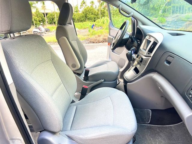 ✔尊貴版✔全車原鈑件✔僅跑11萬✔渦輪增壓✔八人座✔舒適商務車✔內外保養佳✔附認證+保固  第12張相片