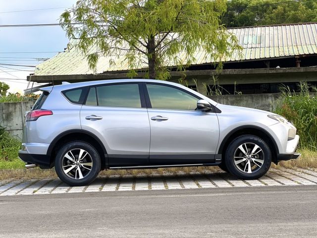 ✔2.0豪華版✔全車原鈑件✔僅跑11萬✔室內大空間✔I KEY✔LED頭燈✔電動椅✔方向盤快控✔認證車  第3張相片