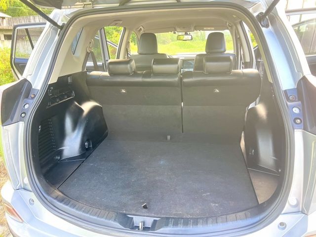 ✔2.0豪華版✔全車原鈑件✔僅跑11萬✔室內大空間✔I KEY✔LED頭燈✔電動椅✔方向盤快控✔認證車  第13張相片