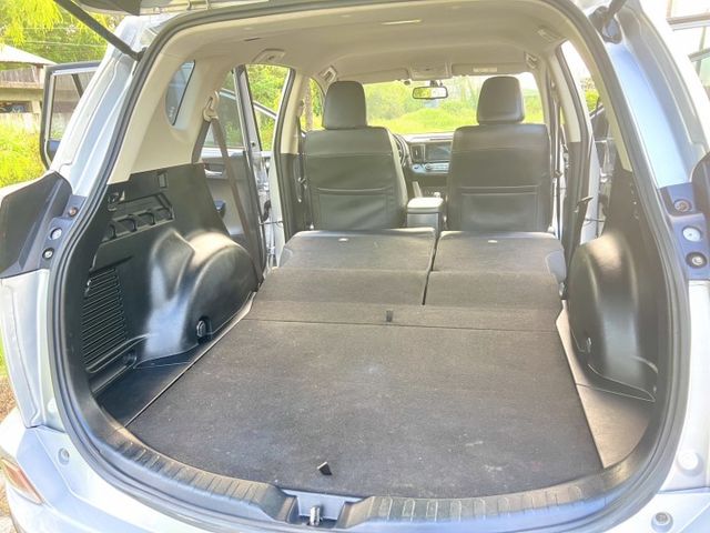 ✔2.0豪華版✔全車原鈑件✔僅跑11萬✔室內大空間✔I KEY✔LED頭燈✔電動椅✔方向盤快控✔認證車  第14張相片