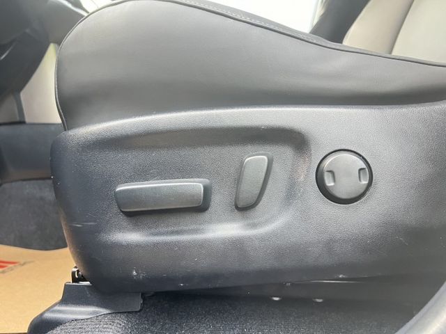 ✔2.0豪華版✔全車原鈑件✔僅跑11萬✔室內大空間✔I KEY✔LED頭燈✔電動椅✔方向盤快控✔認證車  第16張相片