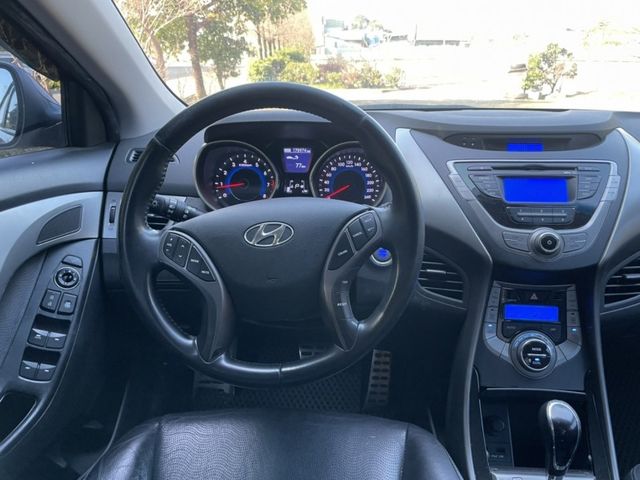 Hyundai Elantra  第12張相片