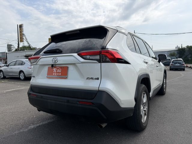 Toyota RAV4  第8張相片