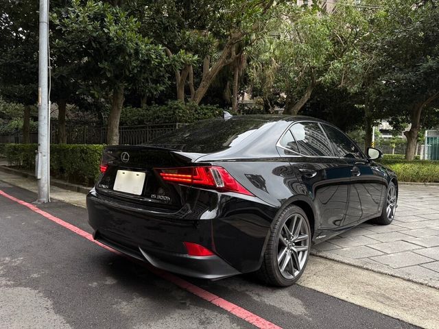 LEXUS凌志 IS 300H  第2張相片