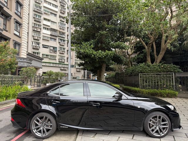 LEXUS凌志 IS 300H  第3張相片