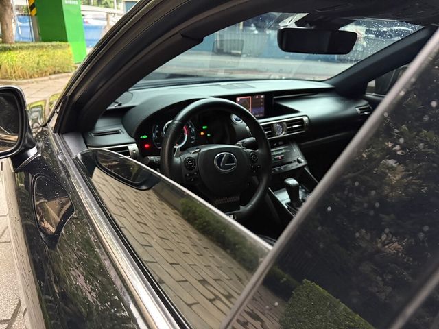 LEXUS凌志 IS 300H  第8張相片