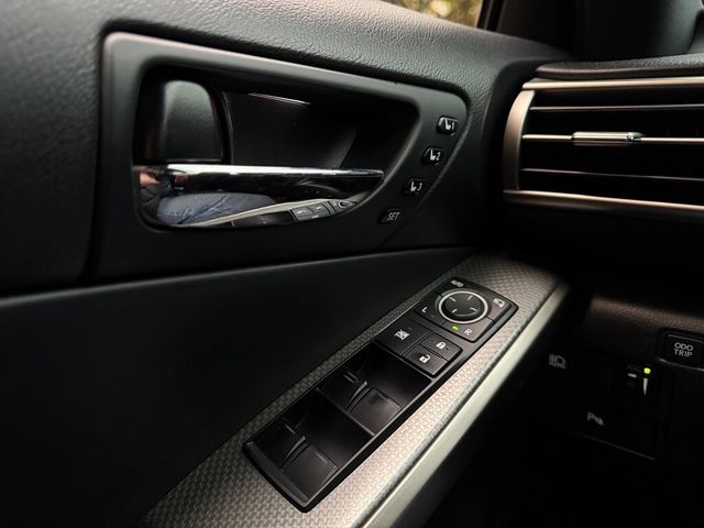 LEXUS凌志 IS 300H  第16張相片