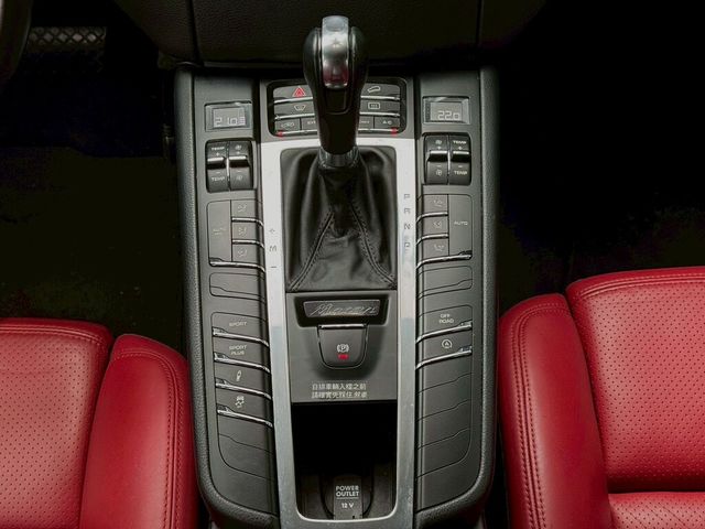 PORSCHE保時捷 MACAN TURBO  第13張相片