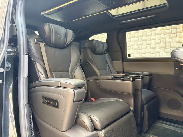 LEXUS凌志 LM500H  第9張相片