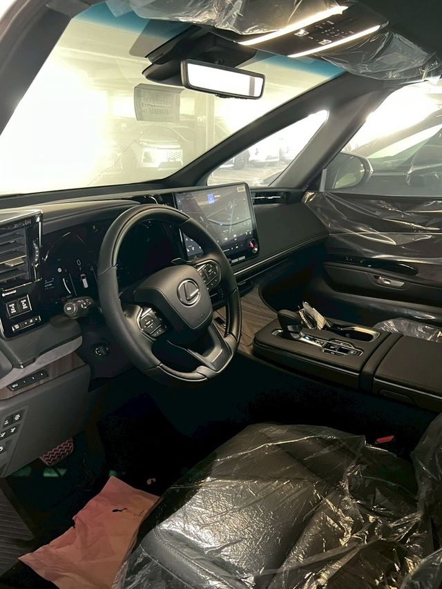 LEXUS凌志 LM350H  第3張相片