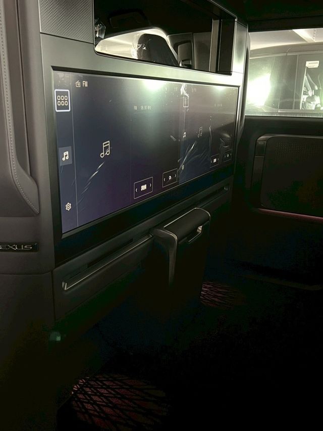 LEXUS凌志 LM350H  第5張相片