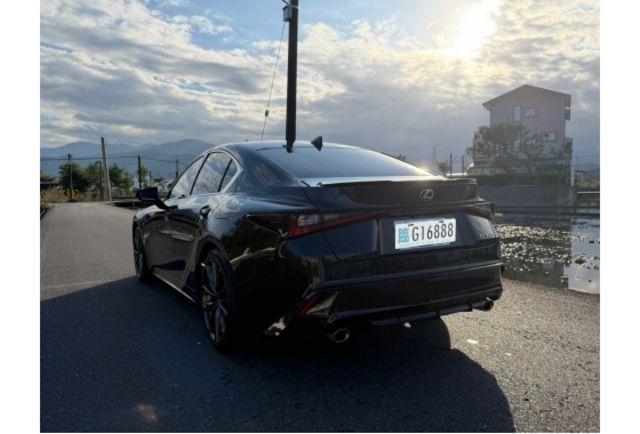 2023 LEXUS IS300H 油電版.原鈑件  第3張相片