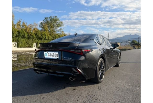 2023 LEXUS IS300H 油電版.原鈑件  第4張相片