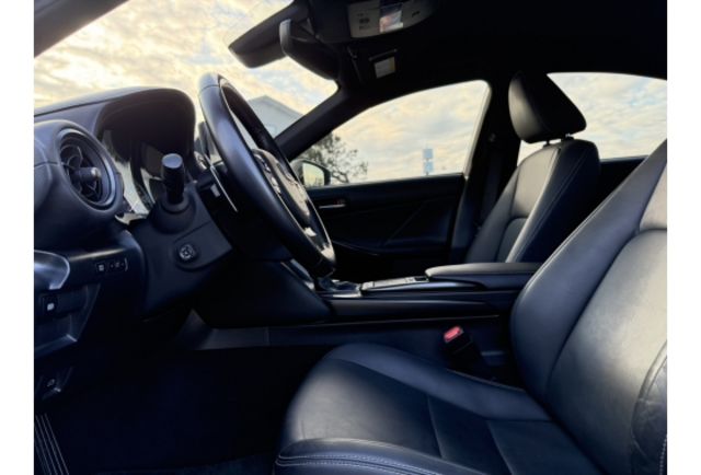 2023 LEXUS IS300H 油電版.原鈑件  第5張相片