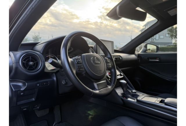 2023 LEXUS IS300H 油電版.原鈑件  第6張相片