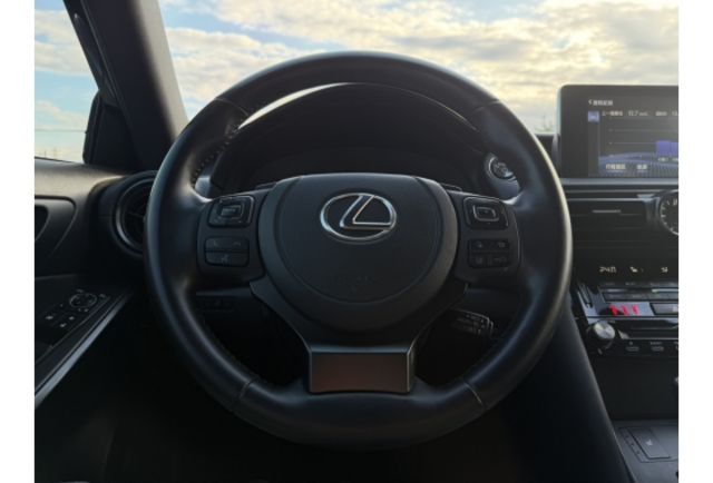 2023 LEXUS IS300H 油電版.原鈑件  第8張相片
