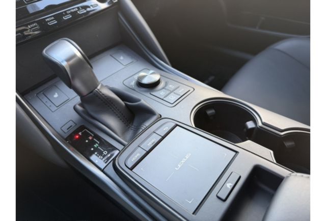 2023 LEXUS IS300H 油電版.原鈑件  第12張相片