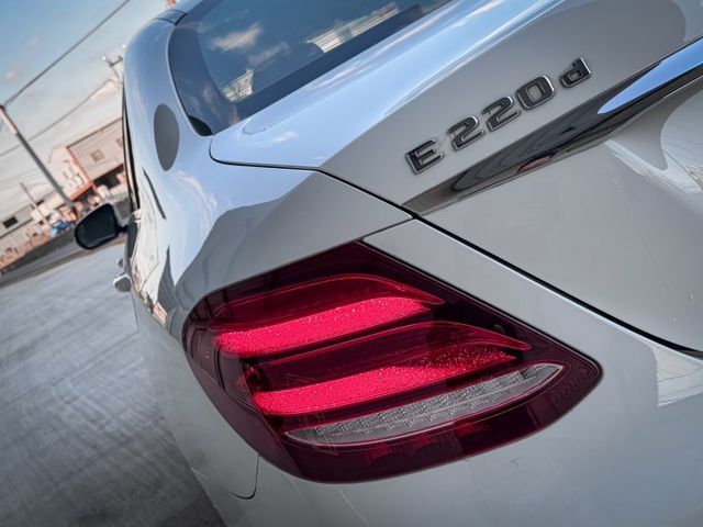 最便宜的W213 E220D LED頭燈、停車輔助、前後雷達、雙前電動記憶座椅、定速巡航、原廠氣氛燈、一鍵啟動、盲點偵測  第3張相片