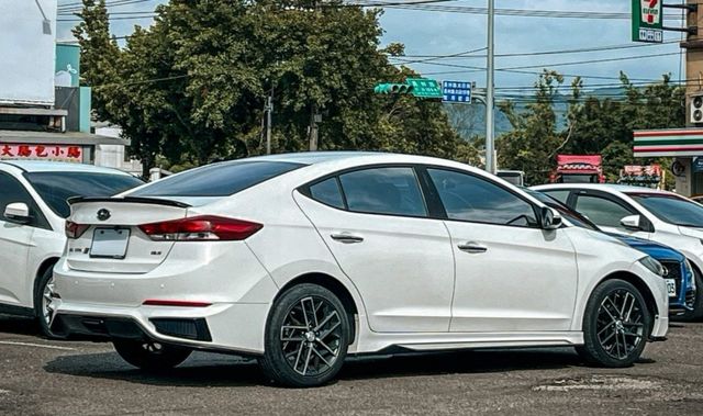 ELANTRA 超高CP值 升級全車空力套件/SPORT版鋁圈/M4樣式尾翼/安卓機  第2張相片