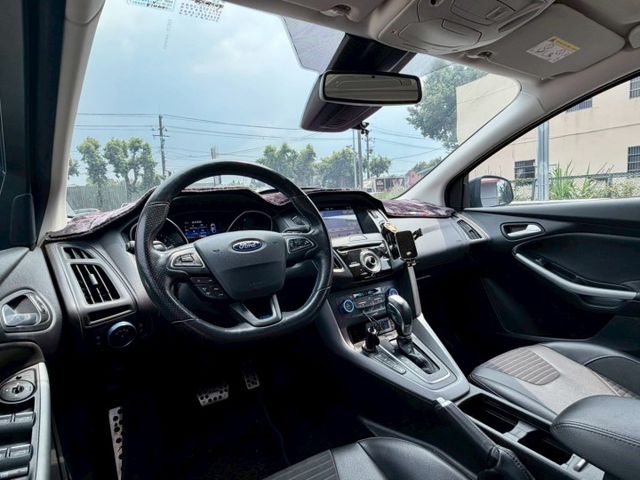 FOCUS 1.5T頂級 RS外觀(空力套件/鋁圈/尾翼)三環表 方向盤 超完整 跑少 原鈑件  第6張相片