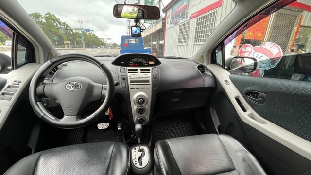 《買車來亨通~萬事亨通》 YARIS 1.5 小鴨好開好停車好省油~行車紀錄器.測速顯示器  第4張相片