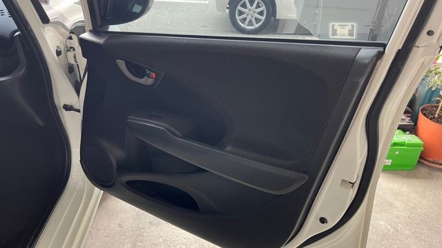 2014 HONDA FIT VTI-S  定速 方向盤快控鍵 換檔快撥片 電摺後視鏡  低里程里程保證 優質代步五門  第5張相片