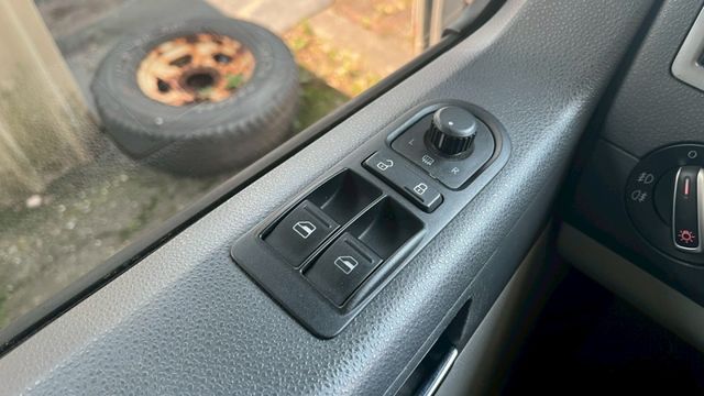 《亨通買車 萬事亨通》2015 Volkswagen T5 Caravelle 2.0 TDI ☆180PS 九人座美車  第3張相片