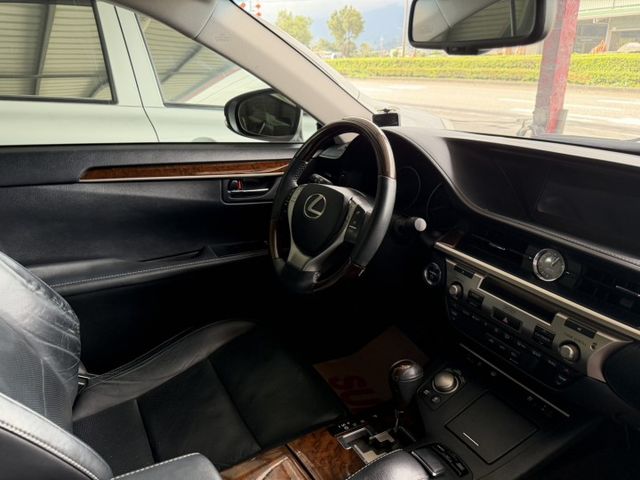 2014年LEXUS 凌志 ES300H 油電車/電動後視鏡/後座出風口/天窗/導航/免鑰匙發動 ★保證里程  第3張相片